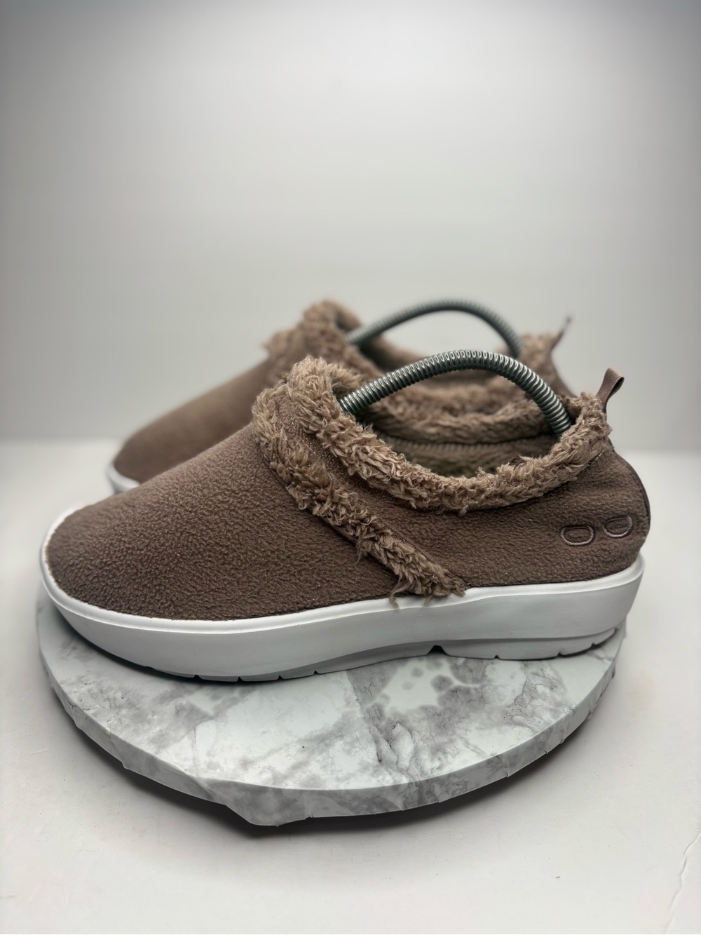 Size 10-OOFOS Women's OOcoozie Low Shoes in a chocolate brown